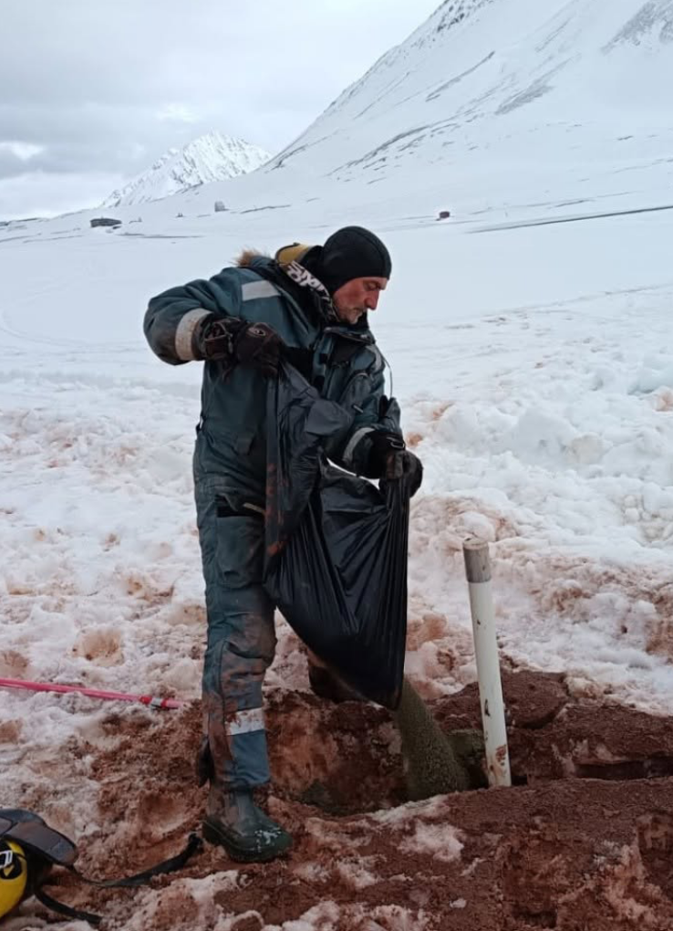 Campionamento permafrost e gas serra nel terreno artico